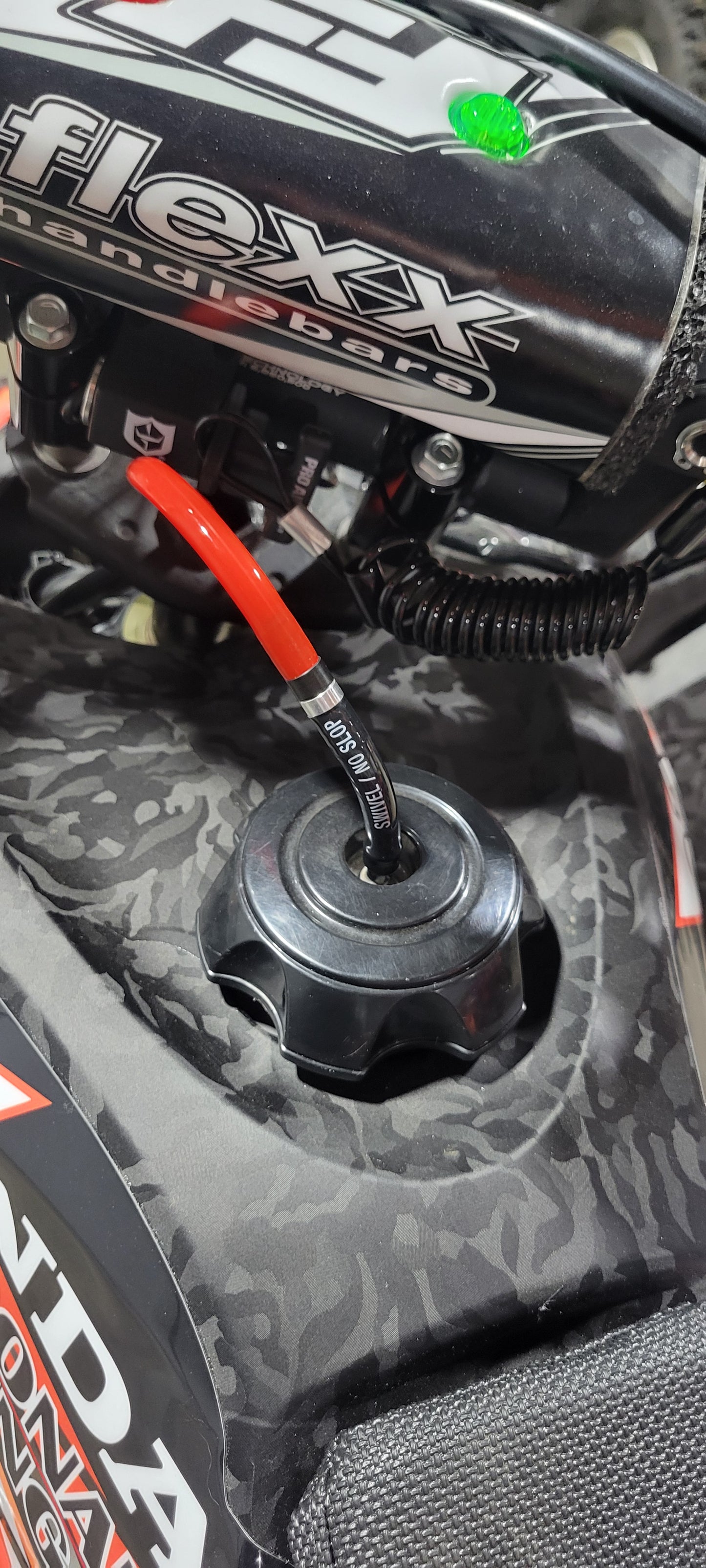 FREEFLO SWIVEL NO-SLOP VENT HOSE FOR GAS CAPS